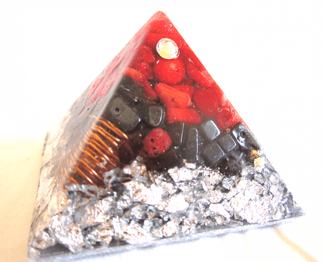 Hovedbilde Orgone pyramide med rød ...