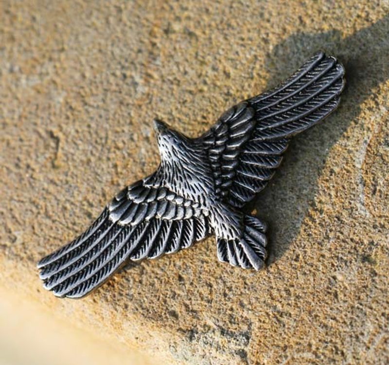 Flyvende Ravn anheng - tinnsmykke - Flying Raven pendant