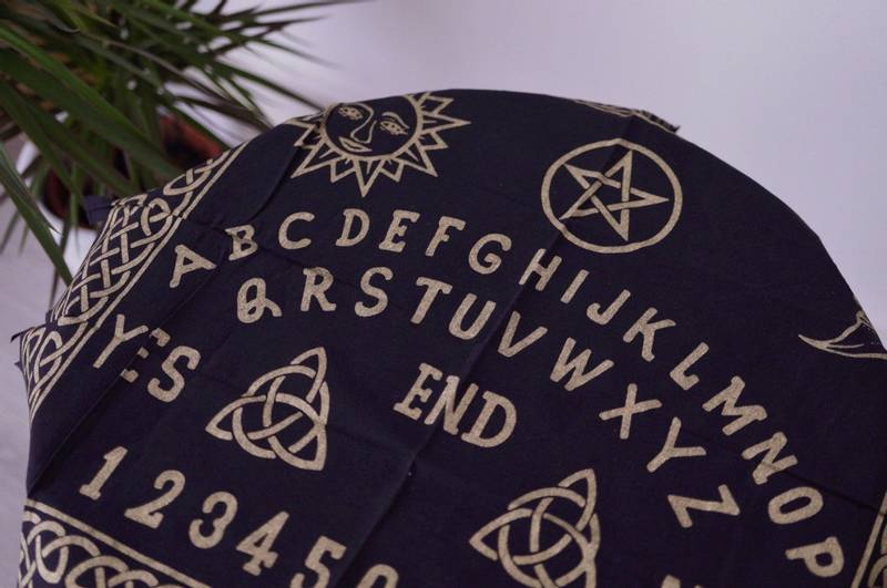 Alterduk med bokstaver - Altar Cloth Ouija Board