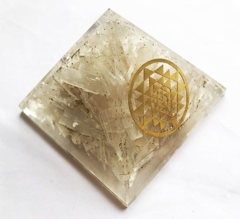 Orgonitt pyramide Selenitt Sri Yantra - 65-70mm Orgone Pyramid-S