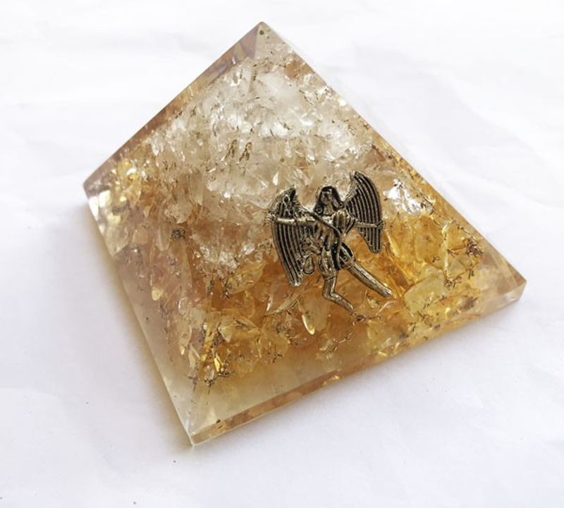 Orgonitt pyramide med Erkeengel Uriel, Citrin og Bergkrystall -