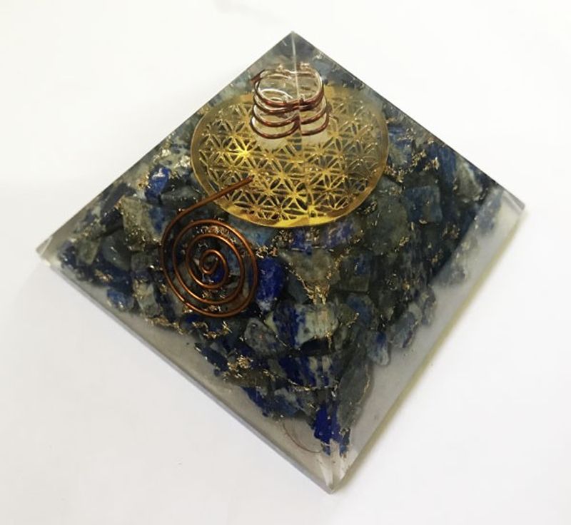 Orgonitt pyramide Livets Blomst & Lapis Lazuli